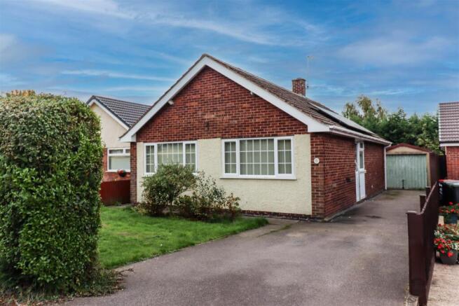 3 bed property, in St. Johns Close, £220,000