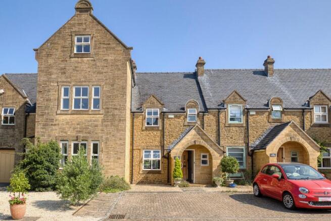 3 bed property, in Priorygate Court, £355,000