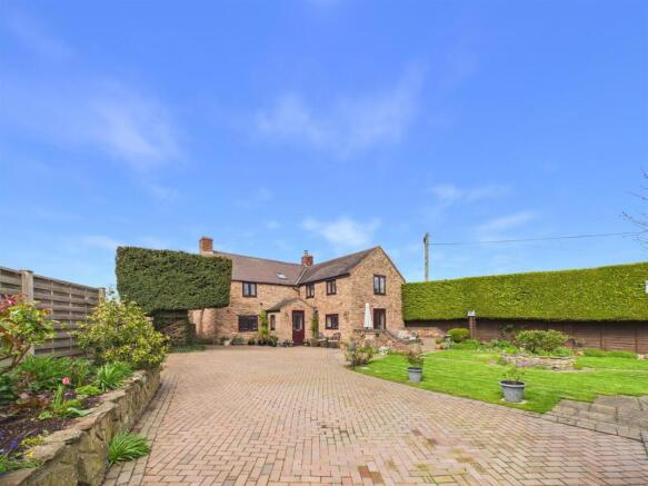 2 bed property, in Alberbury, £475,000
