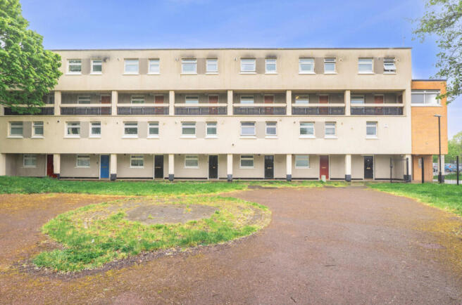 2 bed property, in Easton Road, £140,000