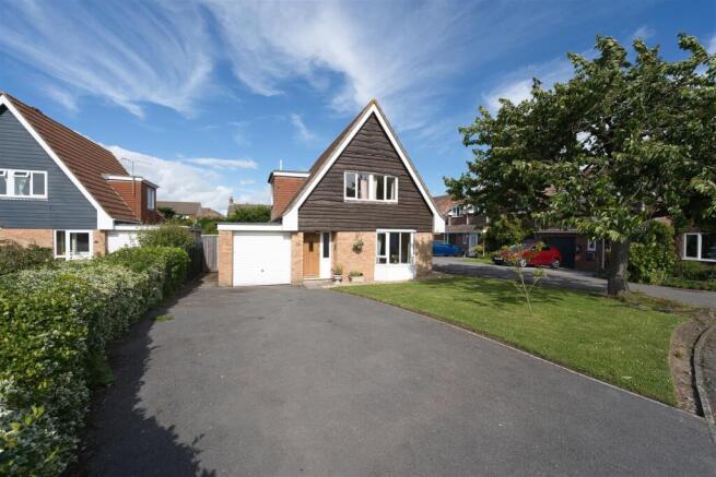 3 bed property, in Willow Gardens, £389,000