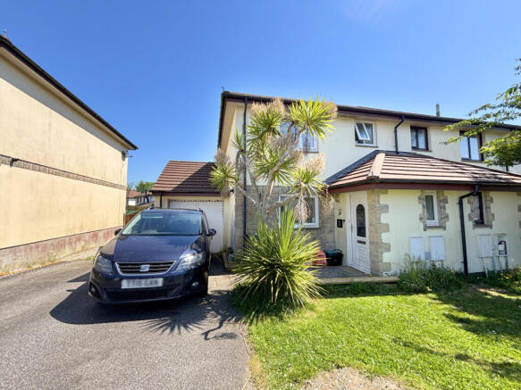 3 bed property, in Forth Gwedhen, £300,000