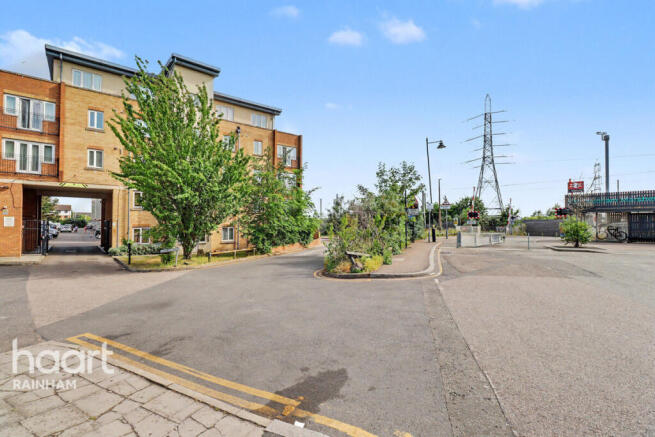 2 bed property, in Capstan Drive, £230,000