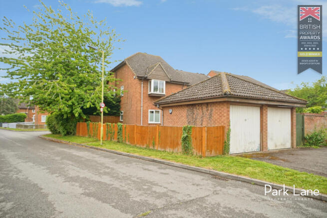 1 bed property, in Ellenborough Close, £249,995