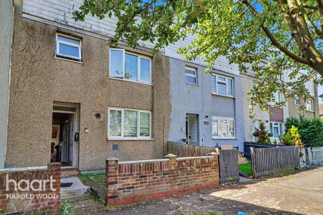 3 bed property, in Coltsfoot Path, £300,000