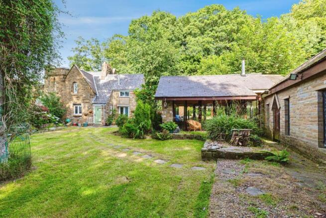 2 bed property, in Scorton Hall Park, £425,000
