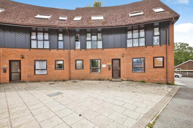 1 bed property, in Manor Road, £80,000