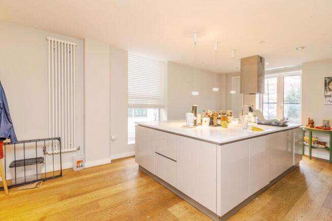 2 bed property, in Upper Fourth Street, £160,000