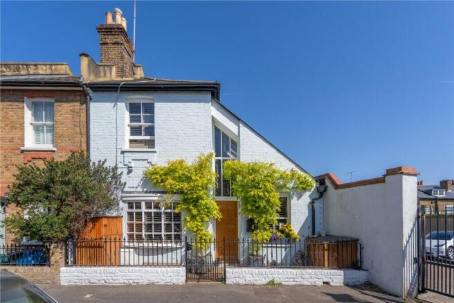2 bed property, in Worple Way, £1,000,000