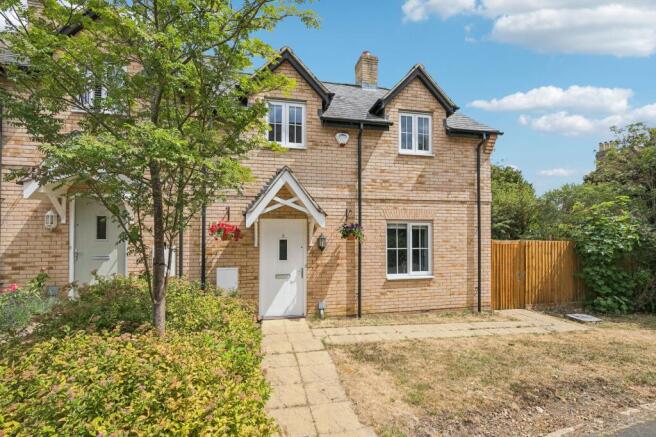 3 bed property, in Pine Walk, £450,000
