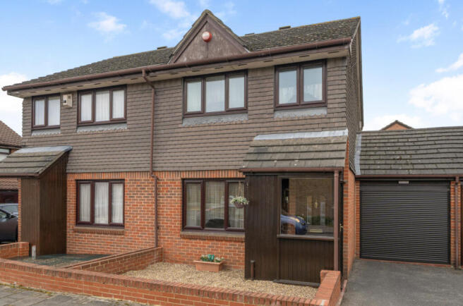3 bed property, in Margaret Gardner Drive, £490,000