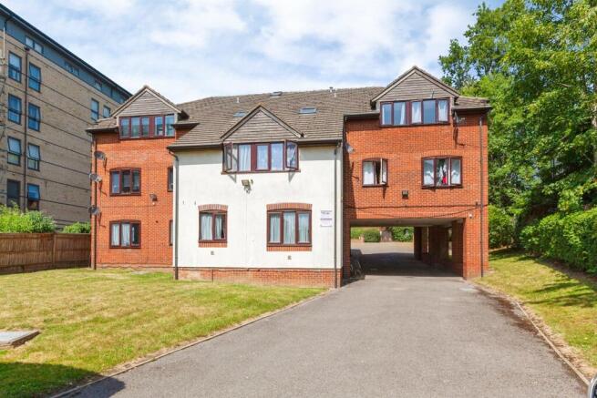 1 bed property, in Upton Park, £150,000