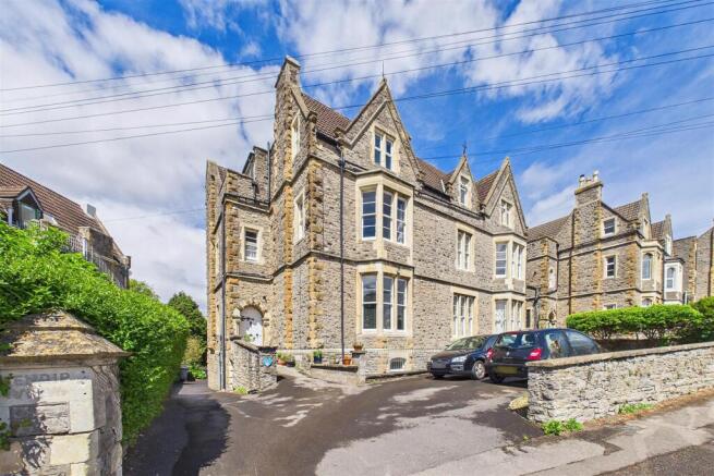 1 bed property, in Princes Road, £239,950