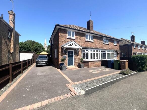 3 bed property, in Newlands Avenue, £275,000