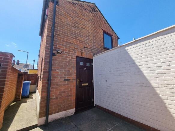1 bed property, in Wallace Road, £115,000
