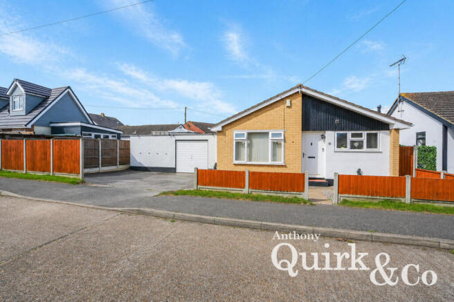2 bed property, in Marine Avenue, £325,000