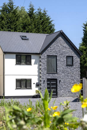 4 bed property, in Willow Close, £400,000