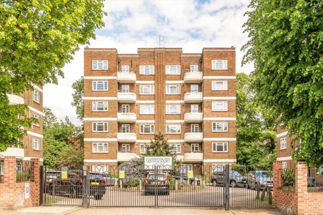 2 bed property, in Bollo Lane, £250,000