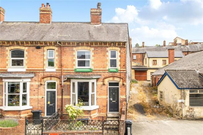 3 bed property, in New Road, £130,000