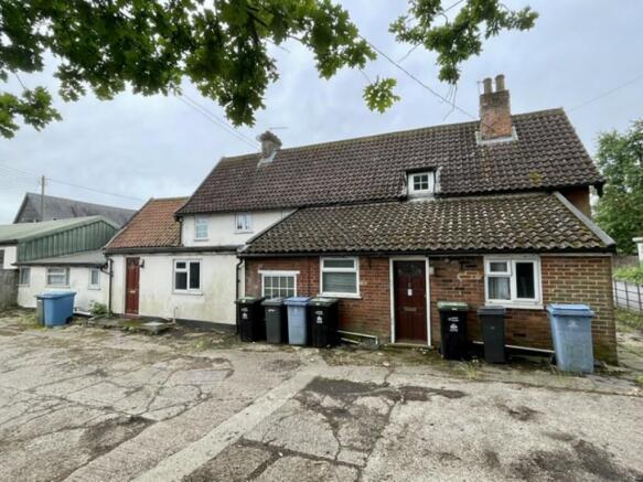 5 bed property, in Humber Doucy Lane, £325,000