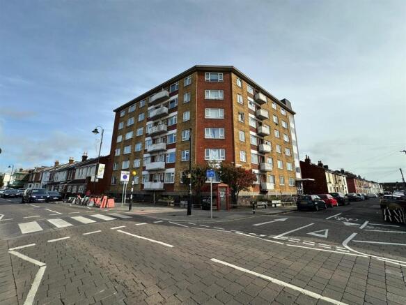 2 bed property, in Embassy Court, £150,000