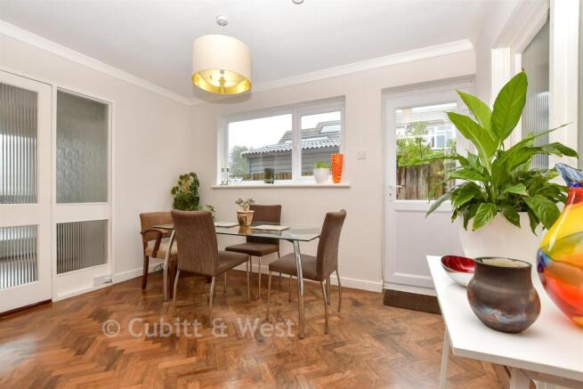 3 bed property, in Windfield, £500,000