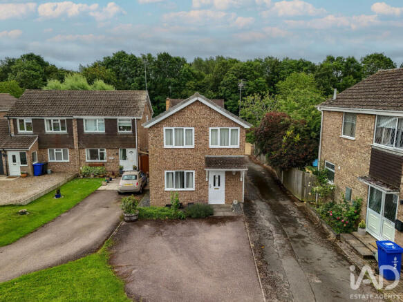 3 bed property, in Tulbrook Stones OX17, £375,000