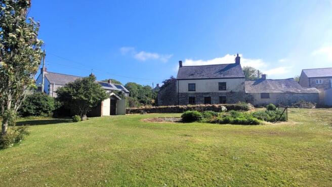 4 bed property, in Trescowe, £350,000