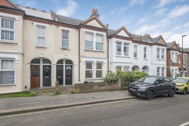 2 bed property, in Hythe Road, £184,950