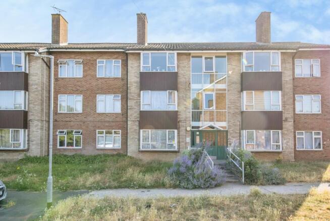 2 bed property, in Birkfield Drive, £130,000