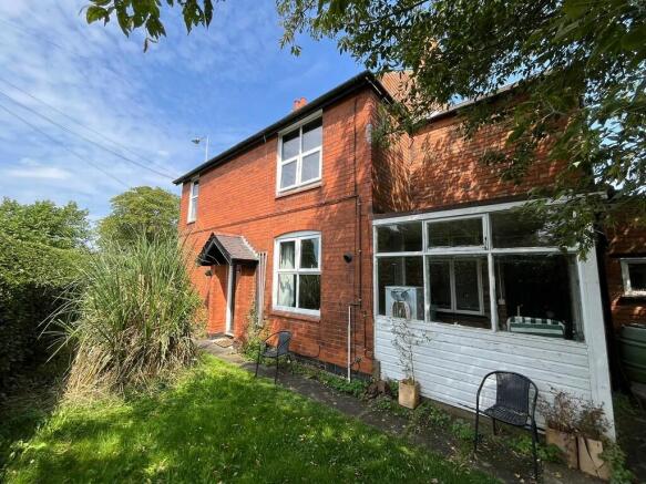 2 bed property, in Hinckley Road, £130,000