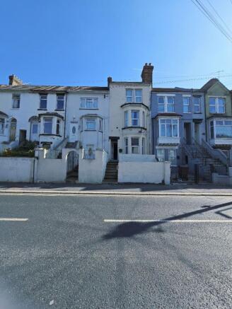 4 bed property, in Luton Road, £300,000