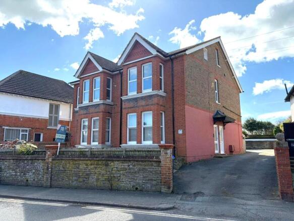 1 bed property, in Park Lane, £185,000