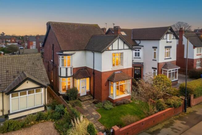 5 bed property, in Axholme Road, £349,000