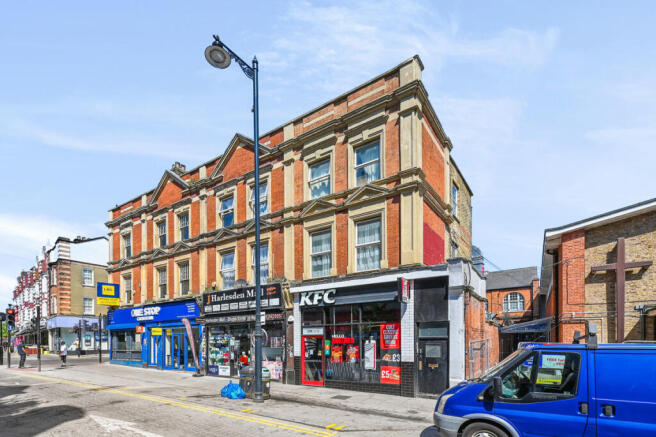 1 bed property, in High Street, £230,000