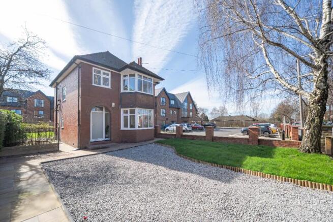 3 bed property, in Edgeley Road, £465,000