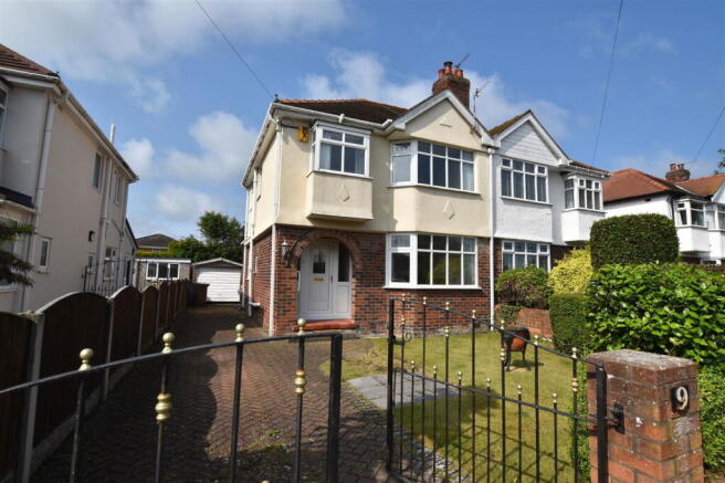 3 bed property, in Fieldway, £285,000
