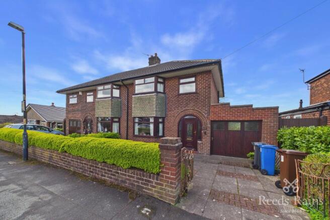 3 bed property, in Rookwood Avenue, £270,000