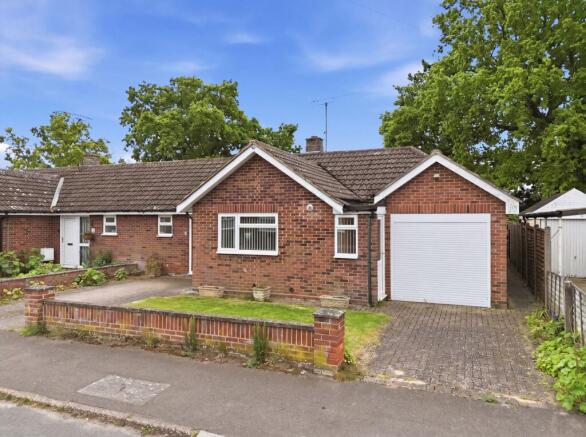 3 bed property, in Cedar Avenue, £335,000