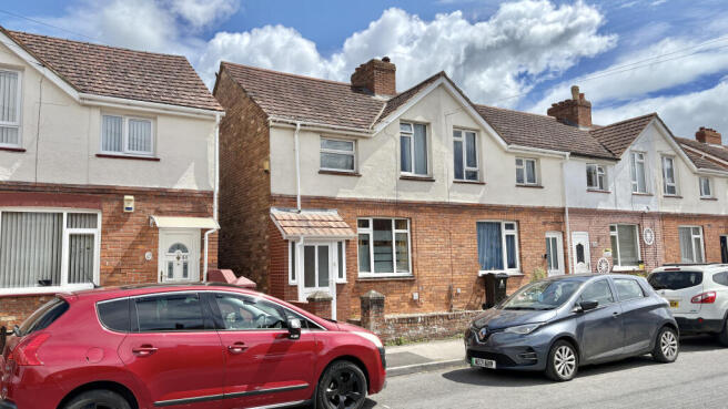 2 bed property, in Leycroft Road, £175,000