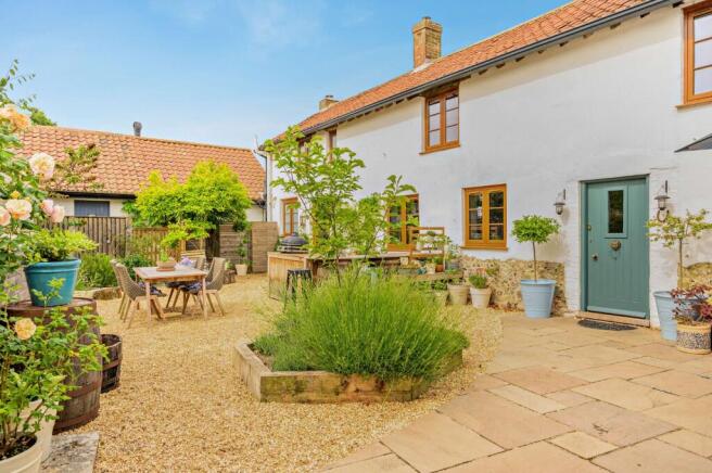 5 bed property, in High Street, £950,000