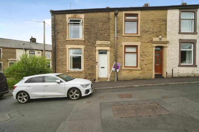 2 bed property, in Broughton Street, £80,000