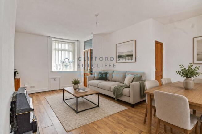 2 bed property, in Briercliffe Road, £100,000