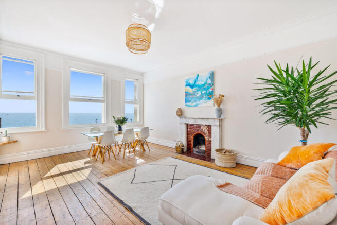 2 bed property, in Kingsway, £425,000