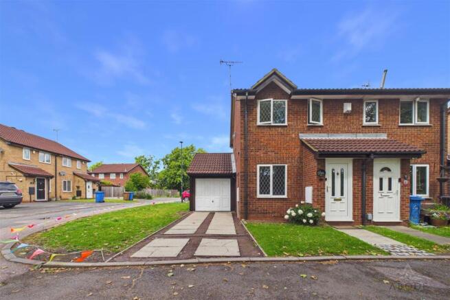 2 bed property, in Shaws Green, £200,000