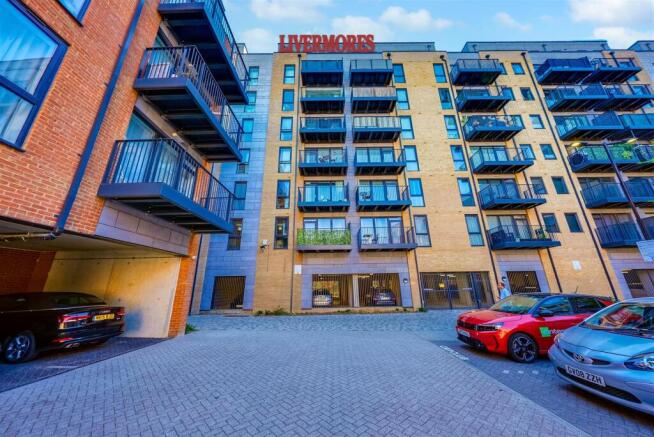 2 bed property, in Brewers Square, £330,000