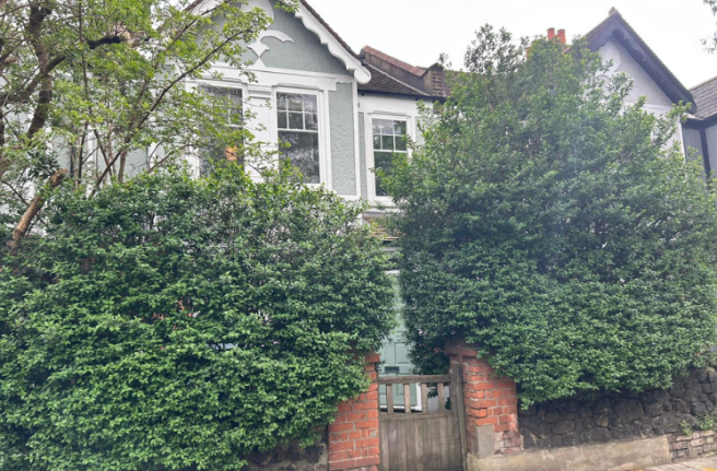 5 bed property, in Lower Richmond Road, £1,000,000