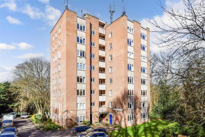 2 bed property, in Sandling Lane, £180,000