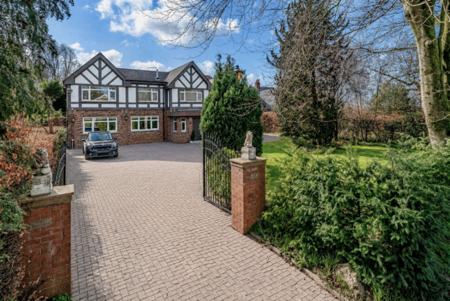 6 bed property, in Moss Lane, £1,300,000