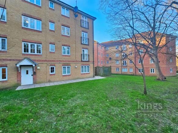 2 bed property, in Bromley Close, £180,000